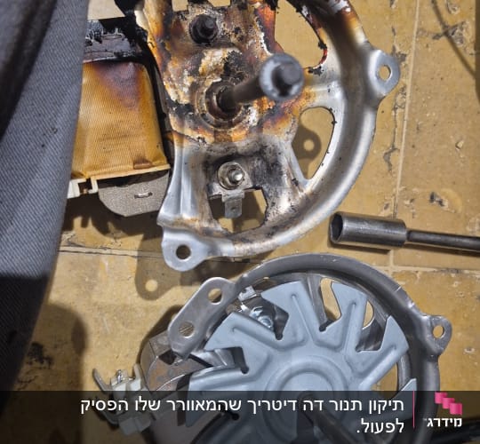 חלקי מתכת וכלים טכניים על רצפה